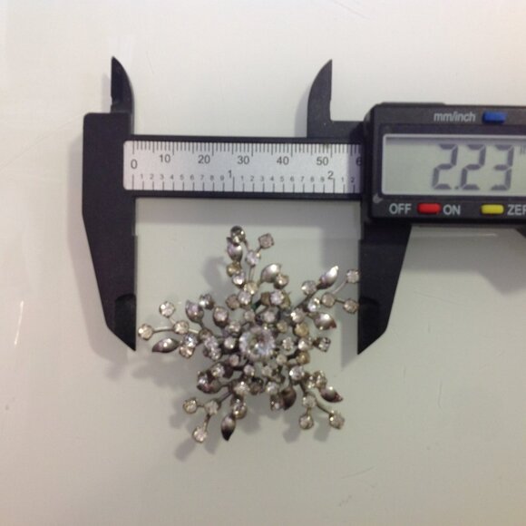 Coro Brooch Clear Stones on Silver Metal Snowflake Sunburst Starburst - Picture 11 of 14